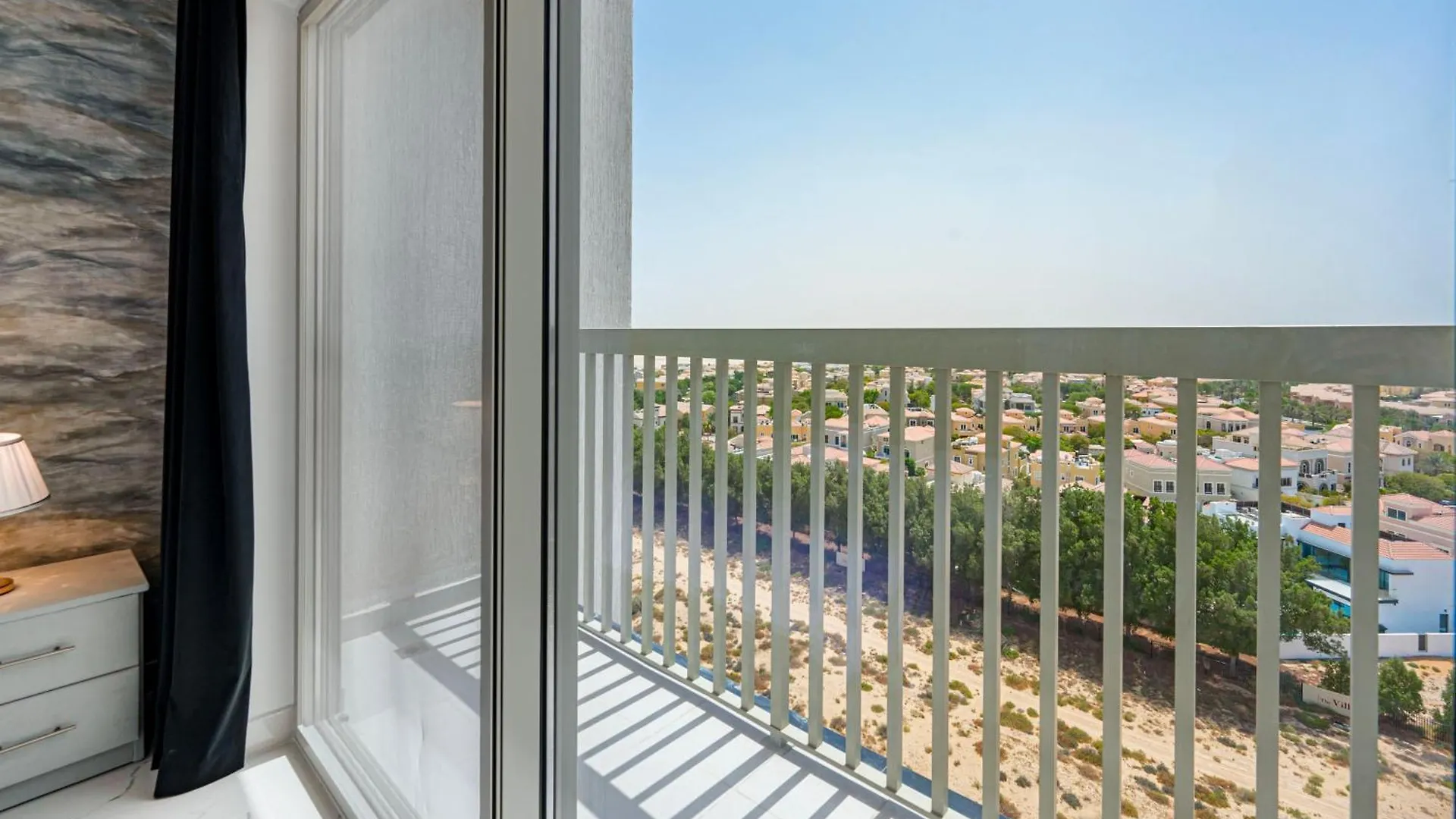 Chic Urban Retreat Immerse Yourself In Comfort Dubai Apartamento