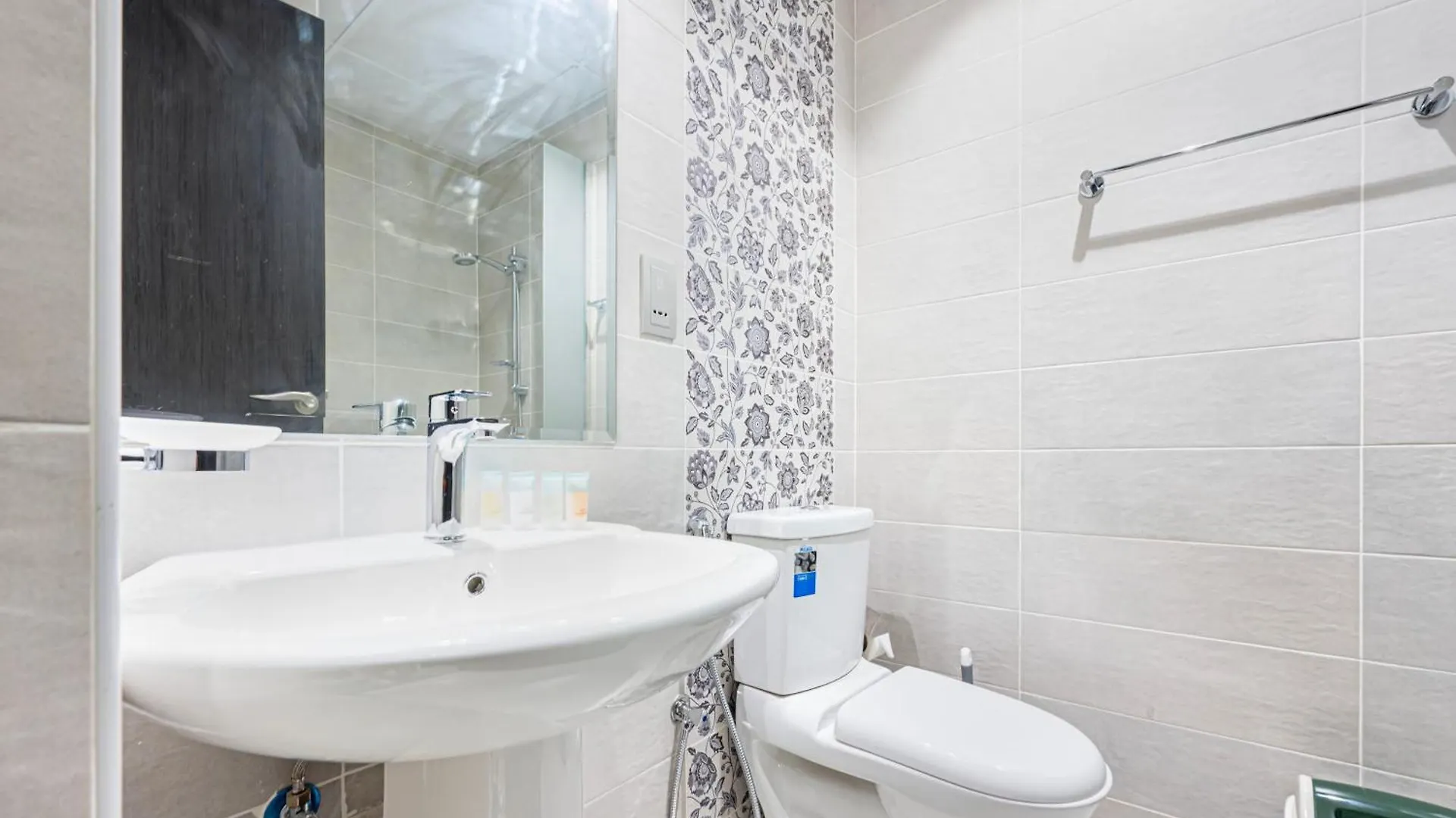 Chic Urban Retreat Immerse Yourself In Comfort Dubai Apartment